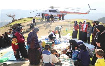 توزیع مواد غدایی و امدادرسانی به اهالی پنج روستای محاصره در برف بخش مرکزی الیگودرز  لرستان