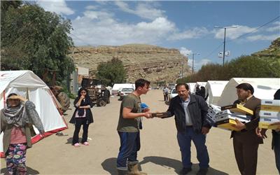 گزارش تصویری اهدا هدایای بانک کشاورزی  به سیل زدگان استان لرستان