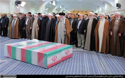 اقامه نماز رهبر انقلاب بر پیکر دو قاضی شهید