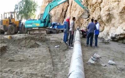 گزارش تصویری  تلاش تیم های امدادی شرکت آب و فاضلاب لرستان برای اجرای خط انتقال آب شرب شهر پلدختر